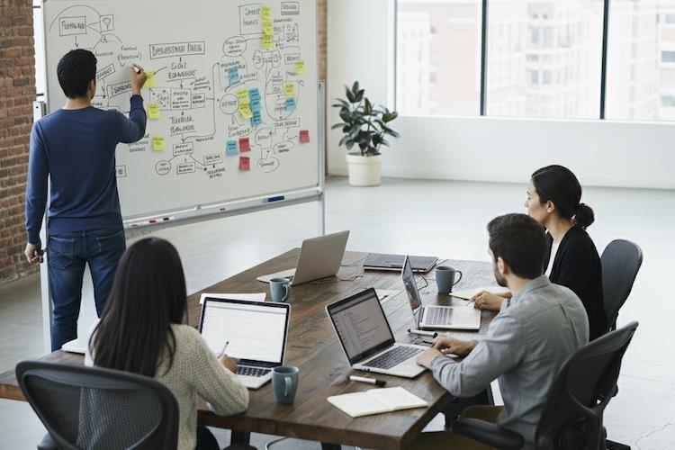 Embedded AI engineers image showing FDSEs embedding with your teams to help prioritize use cases and quantify ROI, connect systems and data, capture tribal knowledge, and deploy autonomous automation